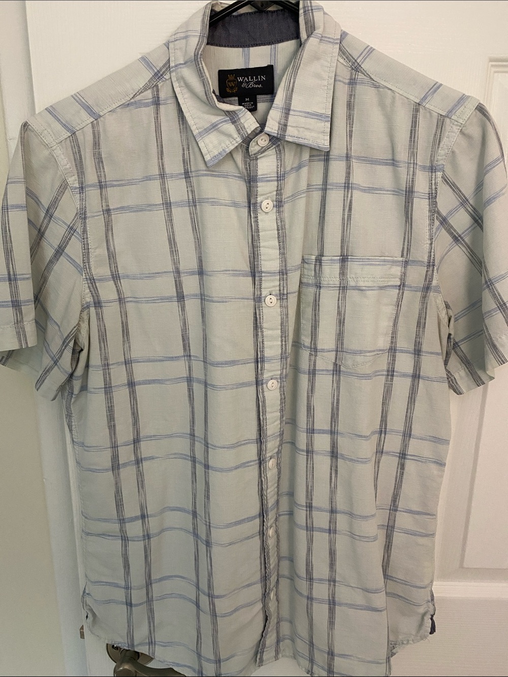 Wallin & Bros Men's Medium button up casual shirt